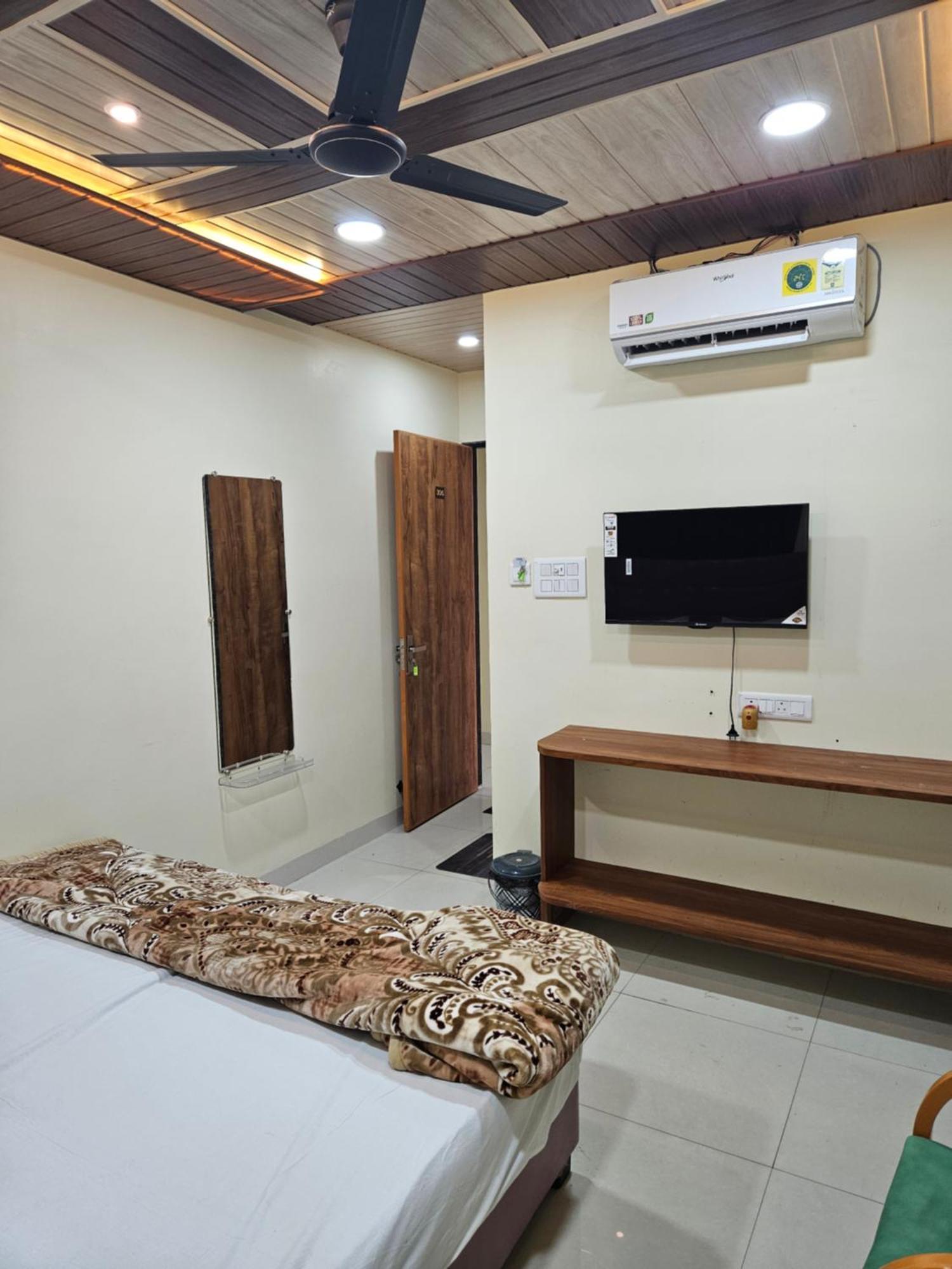 Shri Shiv Ganga Bhakt Niwas Hotel Ujjain Eksteriør billede